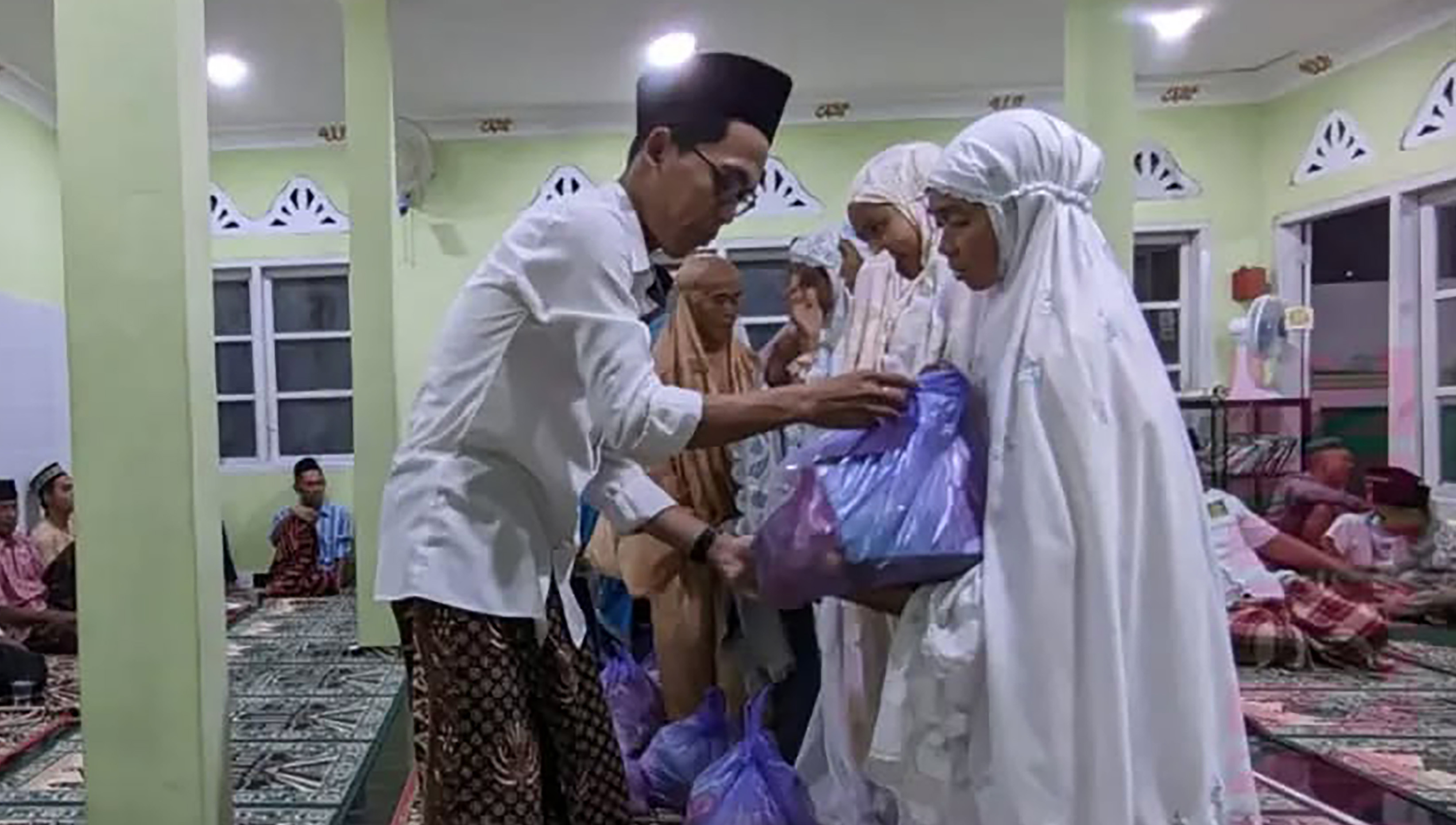 PERBEDAAN AMIL DAN PANITIA ZAKAT