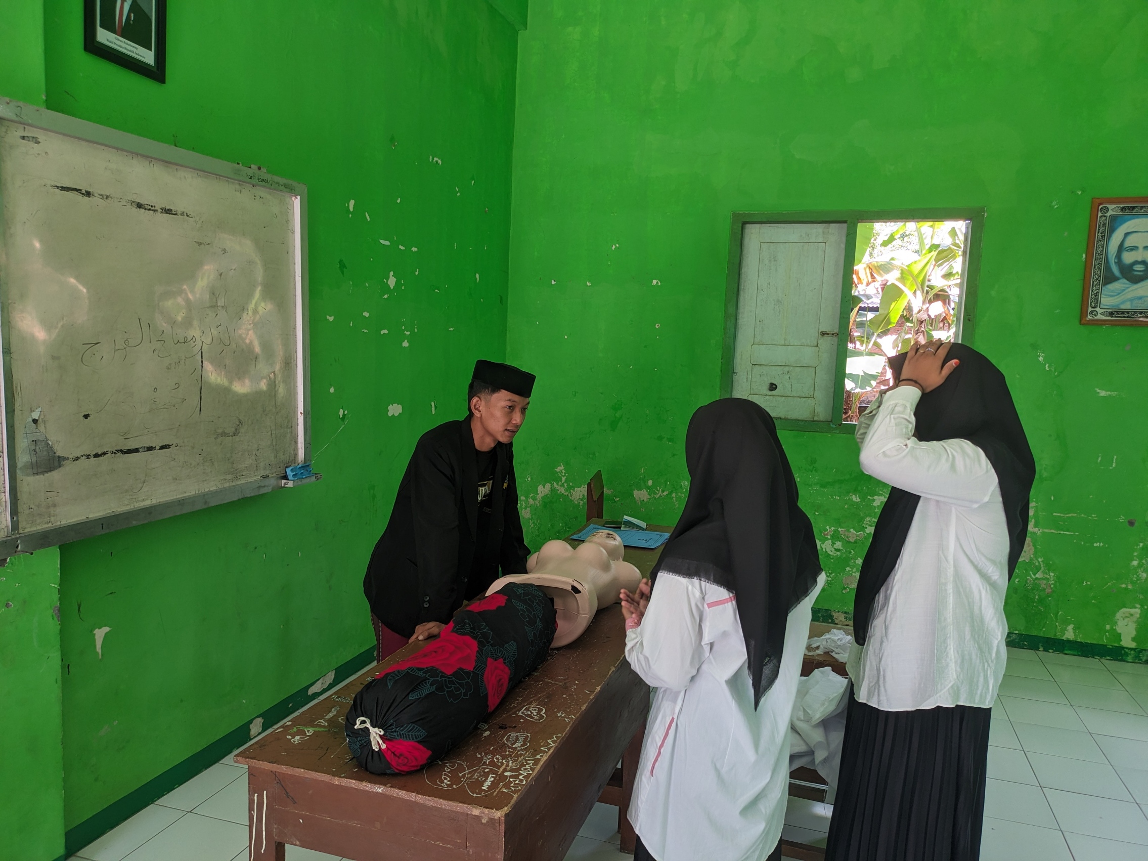 Pesantren Nahdlatussubban Uji Kemampuan Santri Kelas Akhir lewat Ujian Praktik Ibadah Aplikatif